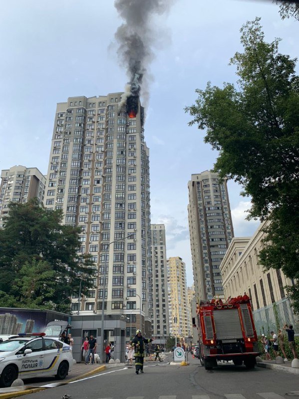 В Киеве в новом ЖК горит квартира на 24-м этаже: что там сейчас происходит 3