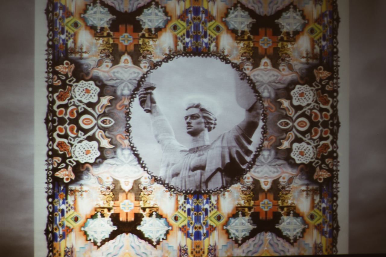 В Киеве на Ukrainian Fashion Week Родина-Мать показала "Fuck You" 1