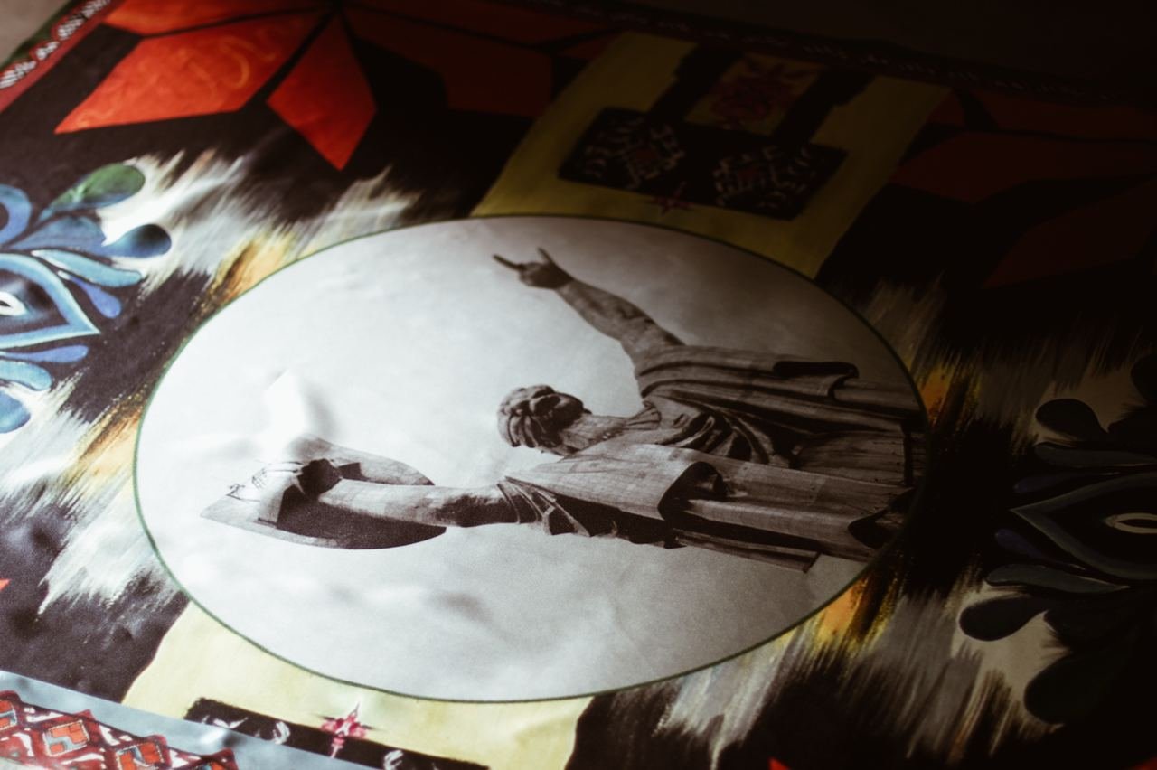 В Киеве на Ukrainian Fashion Week Родина-Мать показала "Fuck You" 10