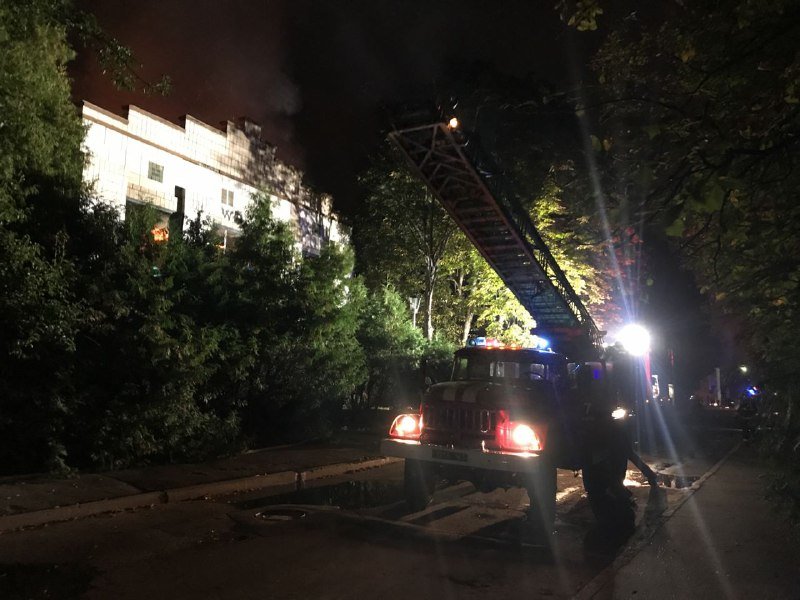 В Киеве на Виноградаре масштабный пожар: что горит 1
