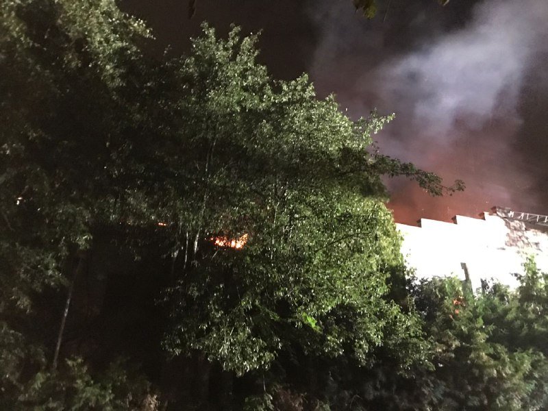 В Киеве на Виноградаре масштабный пожар: что горит 2