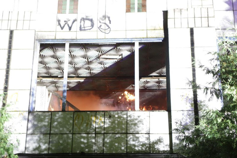 В Киеве на Виноградаре масштабный пожар: что горит 3