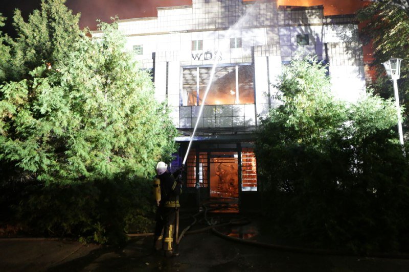 В Киеве на Виноградаре масштабный пожар: что горит 4
