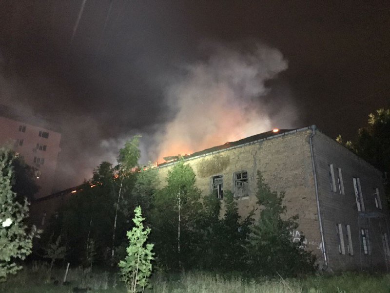 В Киеве на Виноградаре масштабный пожар: что горит 5