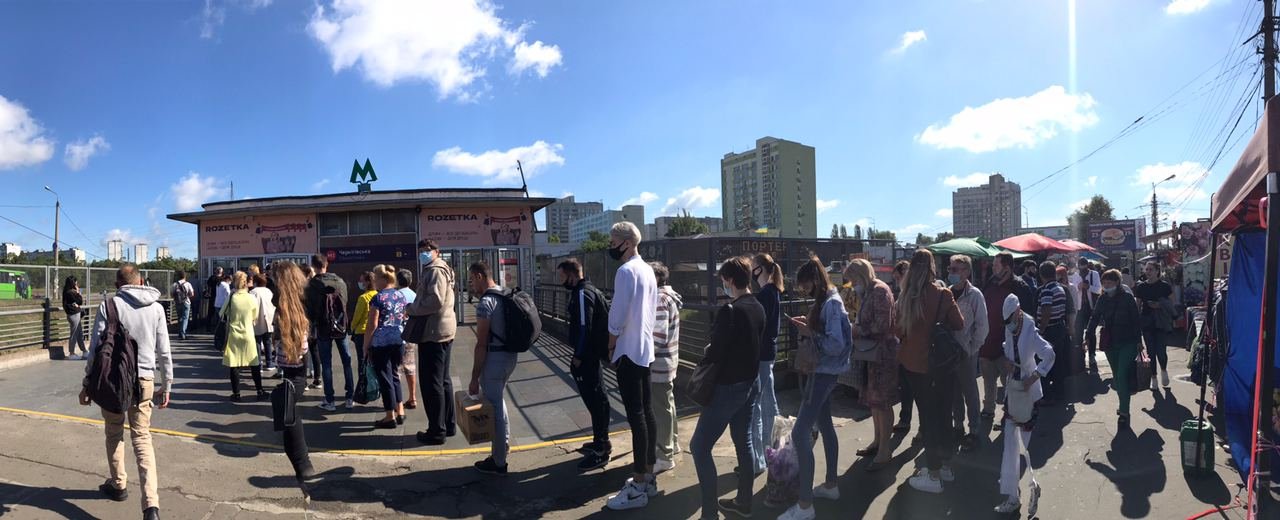 Вход на станцию "Черниговская" width="1280" height="520"><figcaption> Вход на станцию "Черниговская"
</figcaption></figure></p><p><figure class="image"><img class="wp-image-242985 size-full" src="https://cdn.informator.ua/@dp/media/kiev/2023/10/13/6528a4c9675e5.jpg" alt="Проходят люди с удостоверениями" width="800" height="600"><figcaption> Проходят люди с удостоверениями
</figcaption></figure></p><p><figure class="image"><img class="wp-image-242986 size-full" src="https://cdn.informator.ua/@dp/media/kiev/2023/10/13/6528a4c9a5d75.jpg" alt="Очередь у входа" width="800" height="599"><figcaption> Очередь у входа
</figcaption></figure></p><p><figure class="image"><img class="wp-image-242987 size-full" src="https://cdn.informator.ua/@dp/media/kiev/2023/10/13/6528a4c9e1823.jpg" alt="Люди даже не оповещены" width="800" height="599"><figcaption> Люди даже не оповещены
</figcaption></figure></p><p><figure class="image"><img class="wp-image-242988 size-full" src="https://cdn.informator.ua/@dp/media/kiev/2023/10/13/6528a4ca290e0.jpg" alt="Проходят по разовым билетам" width="800" height="600"><figcaption> Проходят по разовым билетам
</figcaption></figure></p><p>Больше новостей в нашем <a href="https://t.me/joinchat/AAAAAEPtNdGGkfbawJgOlg" target="_blank" rel="nofollow noopener">Telegram- канале</a>. Если вы стали свидетелем чрезвычайной ситуации или аварии, обнаружили опасный предмет, бездыханное тело, заметили огонь или поджог, сообщите об этом в 101, 102 и 103, а также напишите в нашем Telegram-чате. Присоединиться к нему можно <a href="https://t.me/kievinformatorua" target="_blank" rel="nofollow noopener">ЗДЕСЬ</a>.
</p><p></p><p style="text-align: right;"><strong>Варвара Грекова</strong></p>
<p></p><p style="text-align: right;"><strong>Видео, фото: Ольга Корешкова</strong></p></body></html>