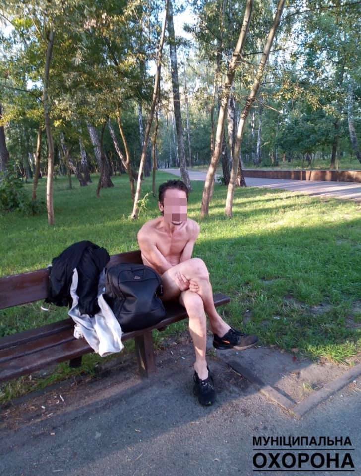 В Киеве по парку разгуливал голый мужчина 1