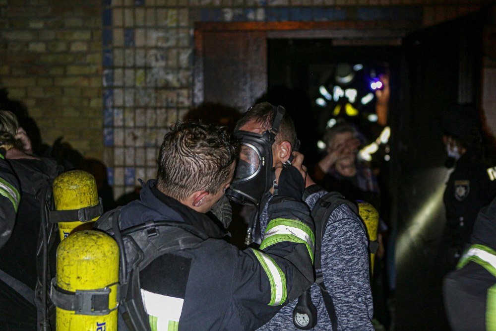 В Киеве из горящего многоквартирного дома спасли 33 человека: одна женщина погибла 4