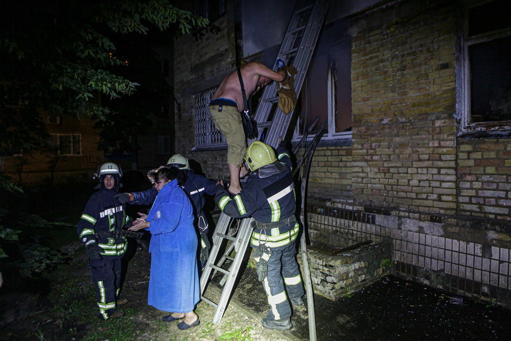 В Киеве из горящего многоквартирного дома спасли 33 человека: одна женщина погибла 8