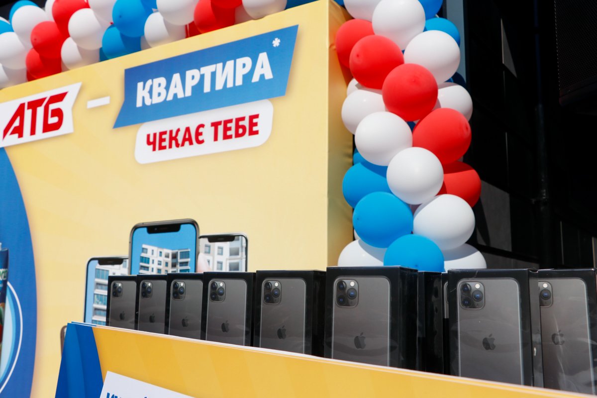 Торжественное вручение проходило на открытом воздухе