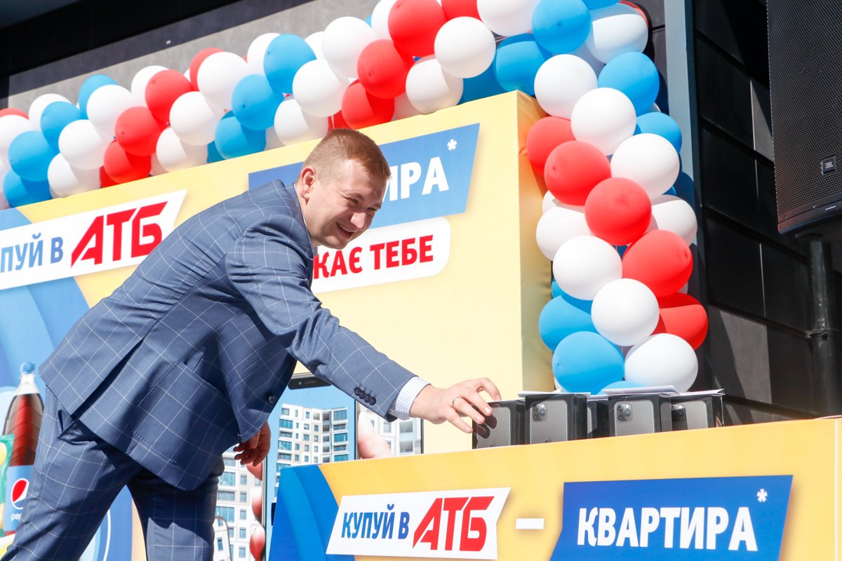 Вручал призы Валерий Бондарь, маркетинг-директор АТБ