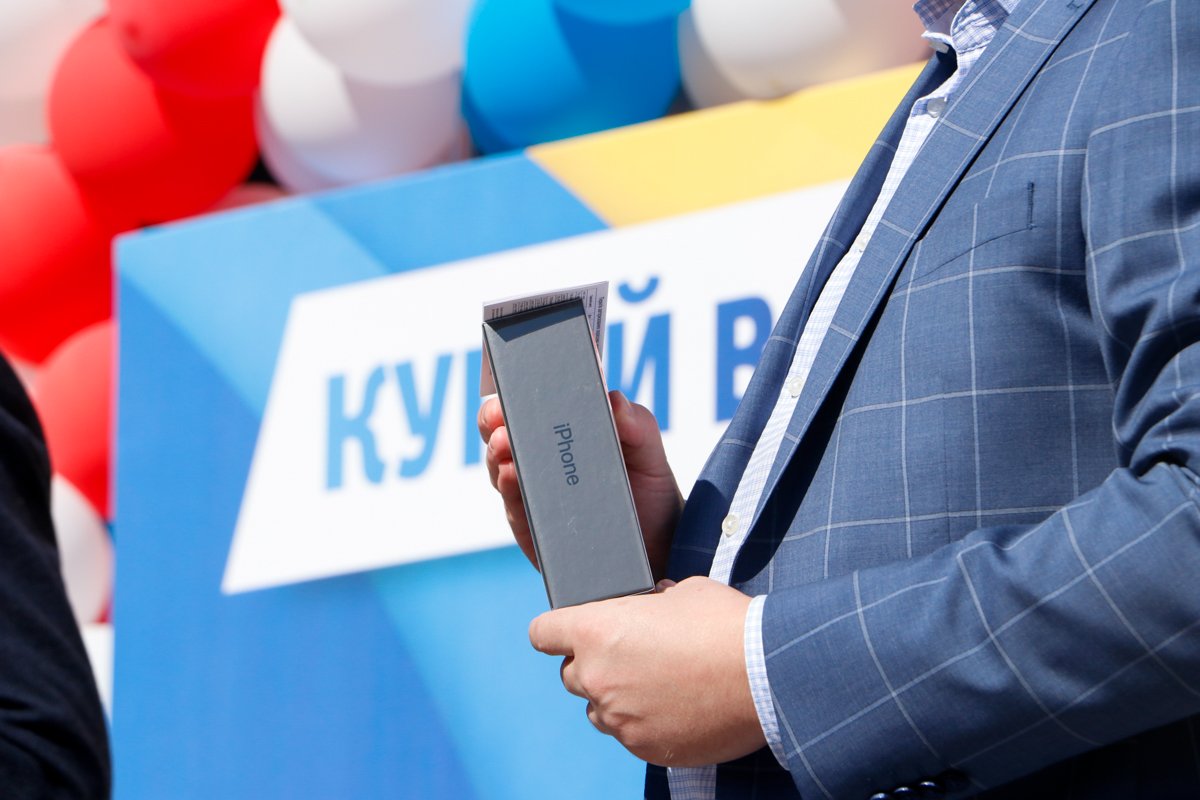 Всего было 20 счастливчиков, которые получили новенькие смартфоны