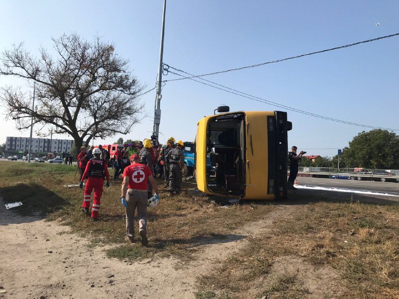 В Киеве на Столичном Шоссе перевернули автобус и подожгли бензовоз: что произошло 1