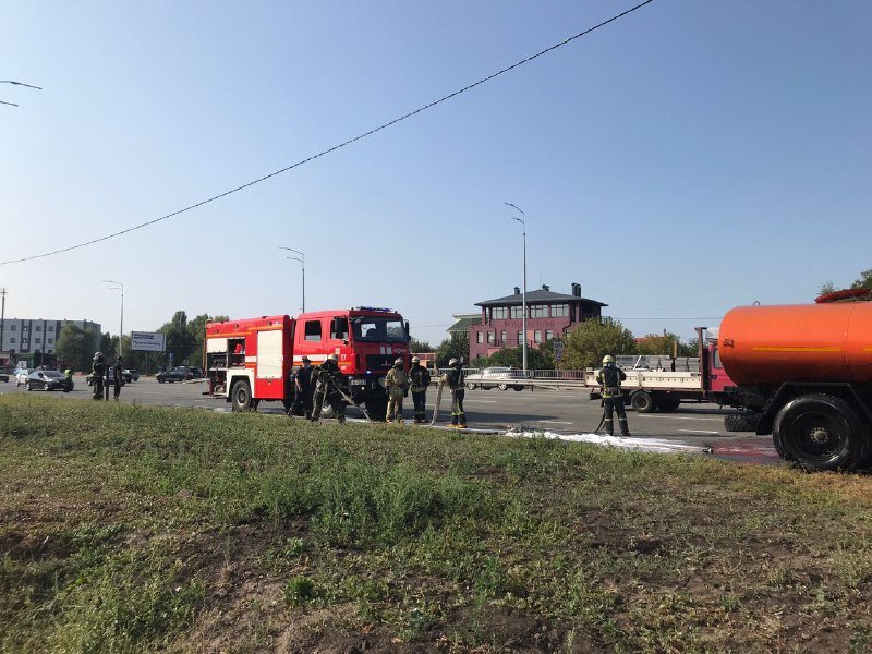 В Киеве на Столичном Шоссе перевернули автобус и подожгли бензовоз: что произошло 2