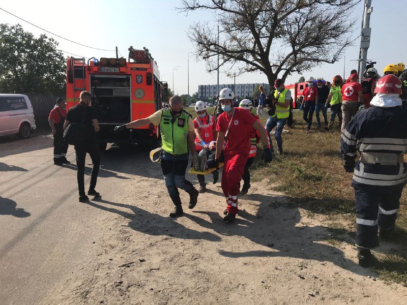 В Киеве на Столичном Шоссе перевернули автобус и подожгли бензовоз: что произошло 3