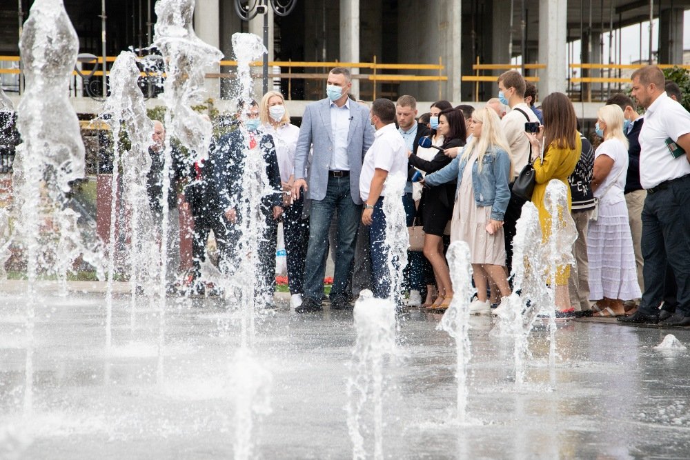В Киеве на Оболони открыли новый сквер с фонтаном 1