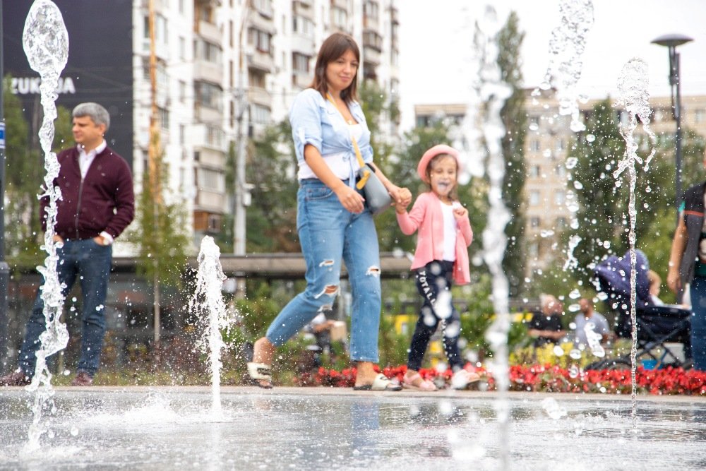 В Киеве на Оболони открыли новый сквер с фонтаном 2