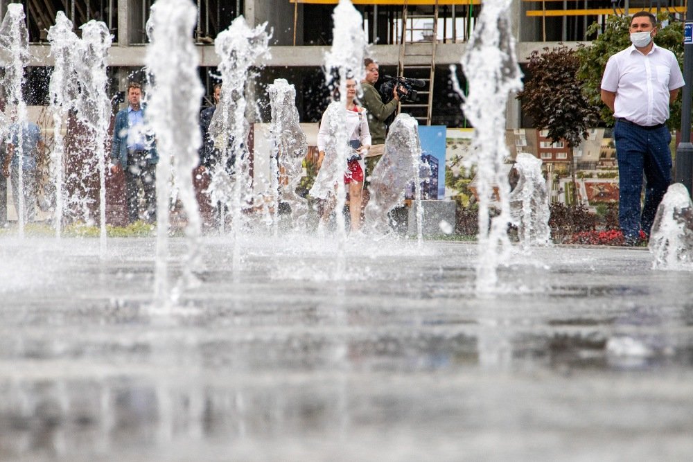 В Киеве на Оболони открыли новый сквер с фонтаном 4