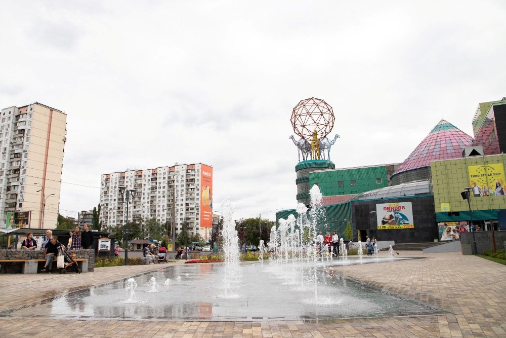 В Киеве на Оболони открыли новый сквер с фонтаном 5