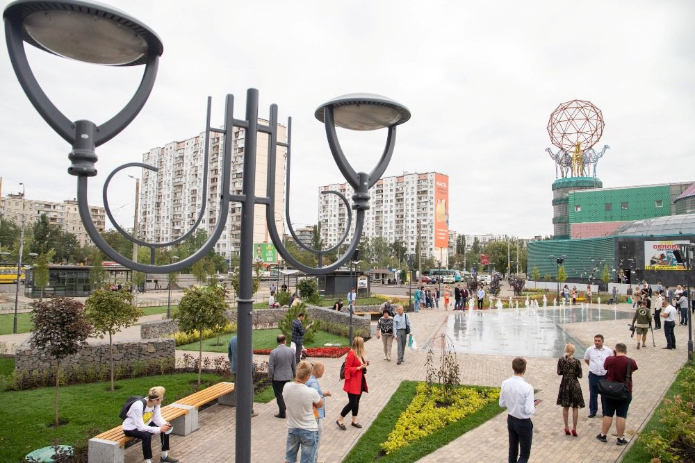 В Киеве на Оболони открыли новый сквер с фонтаном 7