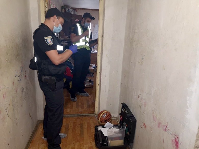 В Киеве отец разбил бутылку о голову сына и до смерти забил его "розочкой" 1