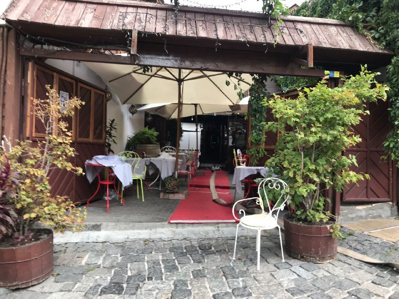 В Киеве на Андреевском спуске в ресторане прогремел взрыв: пострадали люди 1