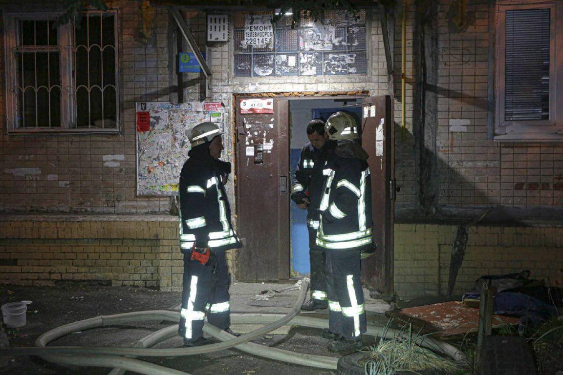 В Киеве горела квартира с хламом: пожарные выбрасывали вещи из окон 1