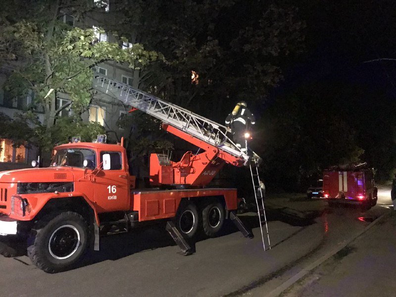 В Киеве горела квартира с хламом: пожарные выбрасывали вещи из окон 3