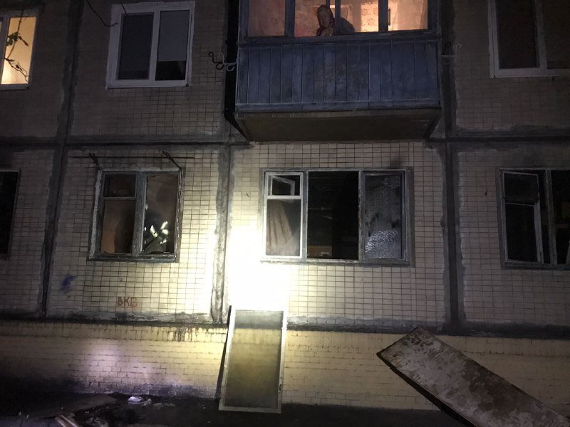 В Киеве горела квартира с хламом: пожарные выбрасывали вещи из окон 4