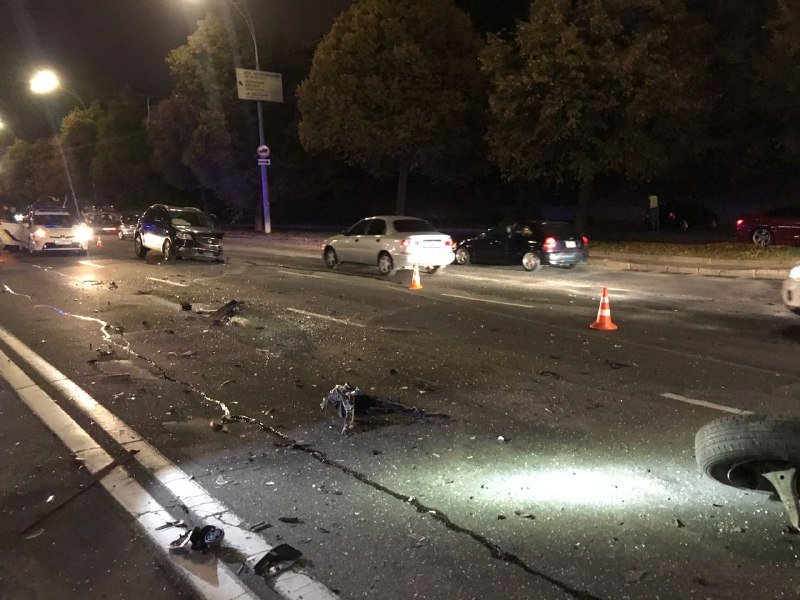 В Киеве на Дружбы Народов лоб в лоб столкнулись Peugeot и SsangYong: мужчина вырезали 1