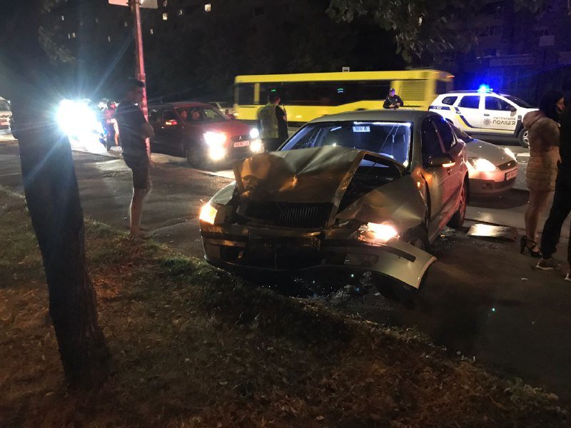 В Киеве на Харьковском шоссе пьяный мужчина протаранил скорую: пострадала девушка 1