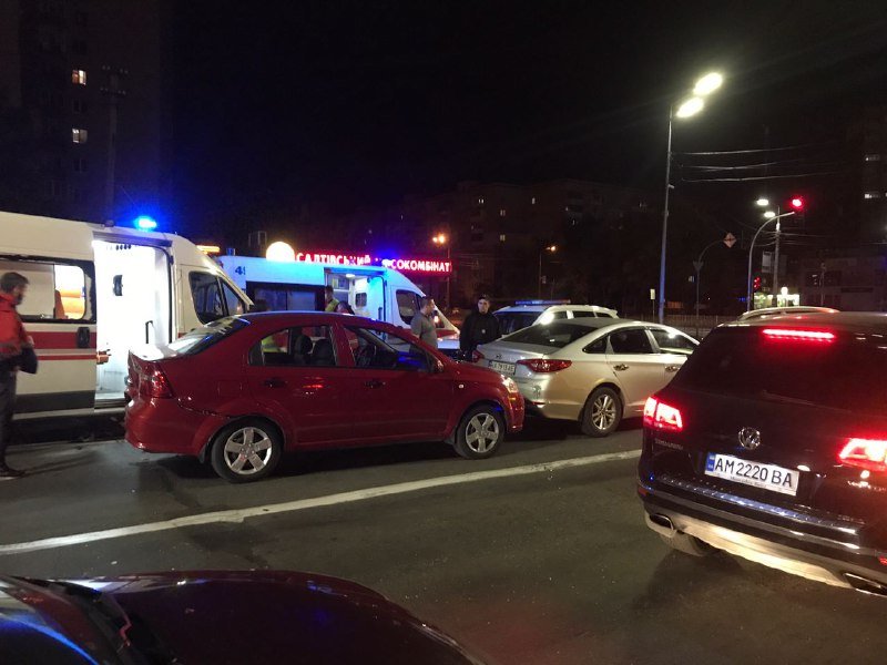 В Киеве на Харьковском шоссе пьяный мужчина протаранил скорую: пострадала девушка 2