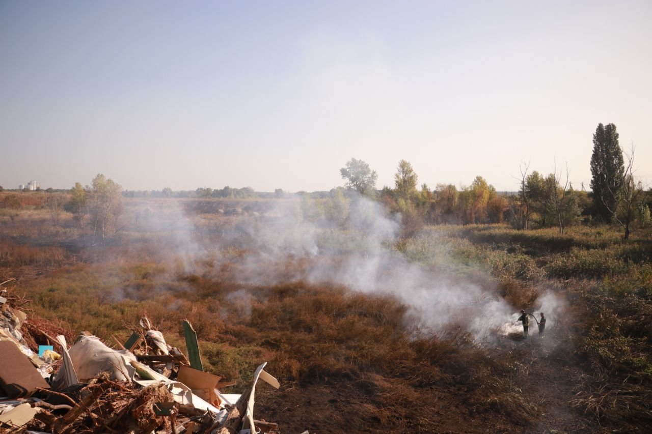 В Киеве в Дарницком районе масштабный пожар: горит 2000 квадратов 1