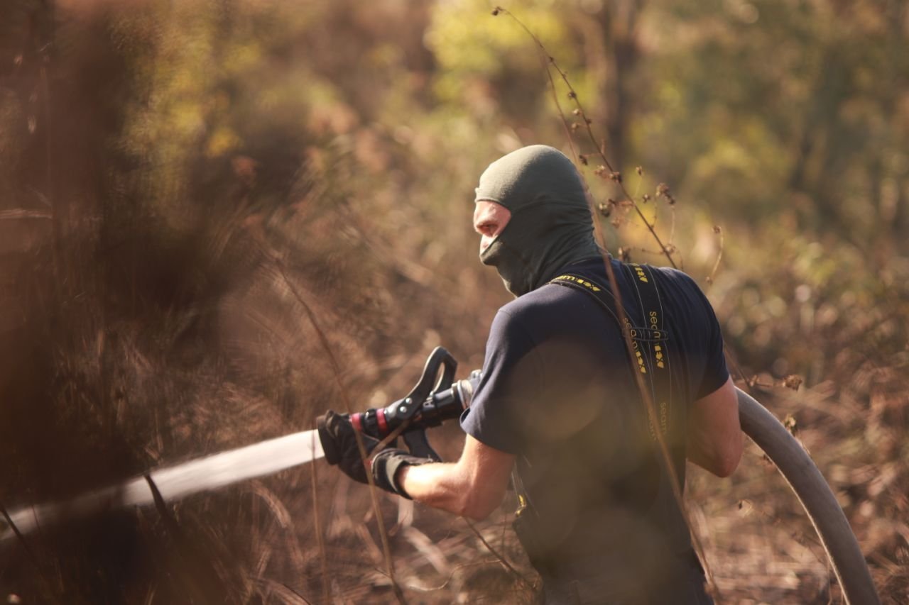 В Киеве в Дарницком районе масштабный пожар: горит 2000 квадратов 3