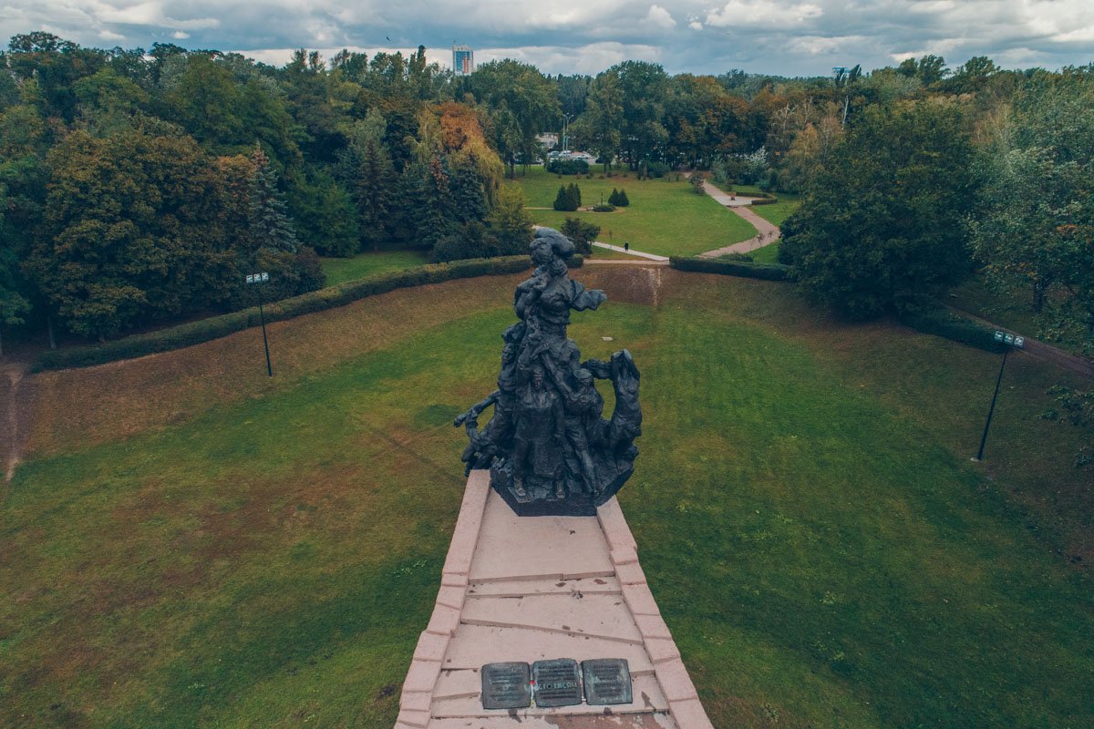 Бабий Яр - урочище, где во время Второй Мировой войны, нацистами были убиты около 150 тысяч человек Бабий Яр - урочище, где во время Второй Мировой войны, нацистами были убиты около 150 тысяч человек