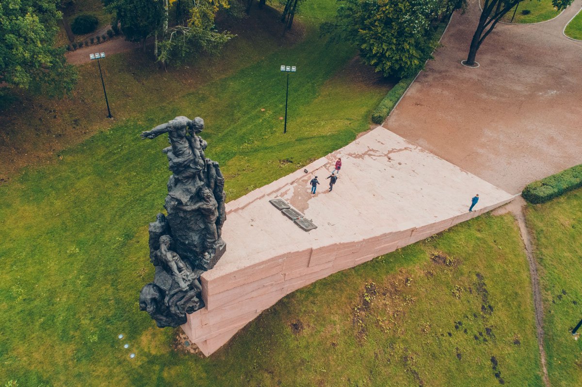 Сейчас Бабий Яр - мемориальный сквер, где установлены памятники пострадавшим от геноцида Сейчас Бабий Яр - мемориальный сквер, где установлены памятники пострадавшим от геноцида