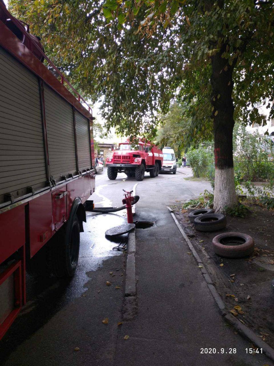 В Киеве из горящей квартиры спасли мужчину с множественными ожогами 1