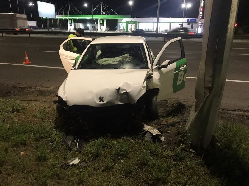 В Киеве на Столичном шоссе пьяный таксист заснул за рулем и влетел в столб 1