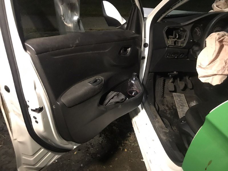 В Киеве на Столичном шоссе пьяный таксист заснул за рулем и влетел в столб 2