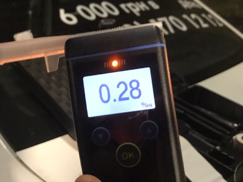 В Киеве на Столичном шоссе пьяный таксист заснул за рулем и влетел в столб 3