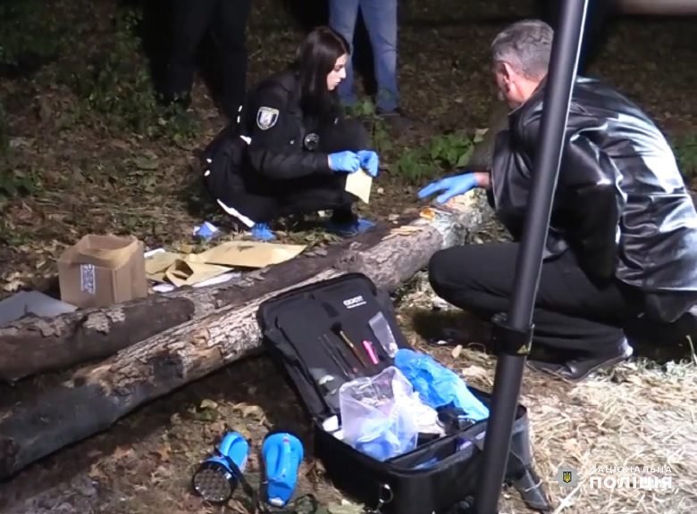 В Киеве на Лысой горе нашли изувеченное тело мужчины с ножницами в шее: полиция раскрыла подробности убийства 2