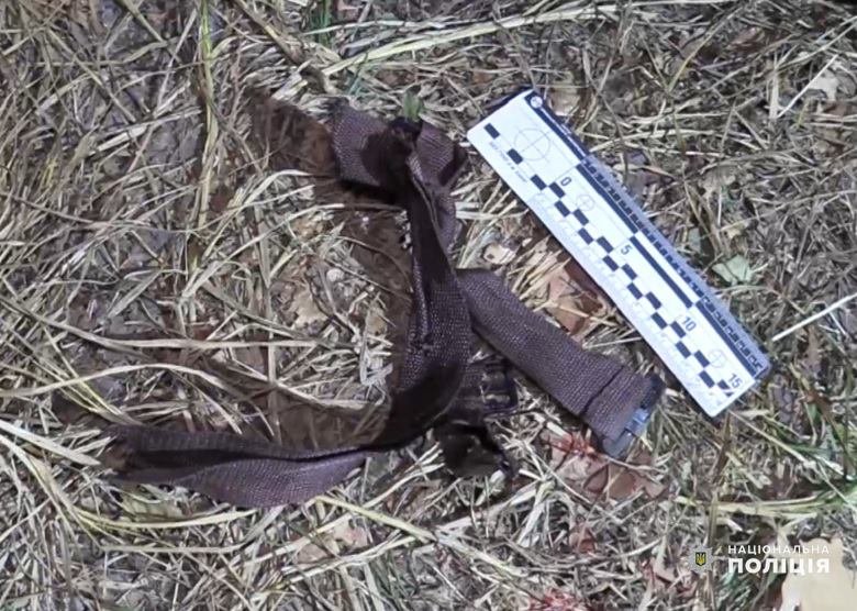 В Киеве на Лысой горе нашли изувеченное тело мужчины с ножницами в шее: полиция раскрыла подробности убийства 3