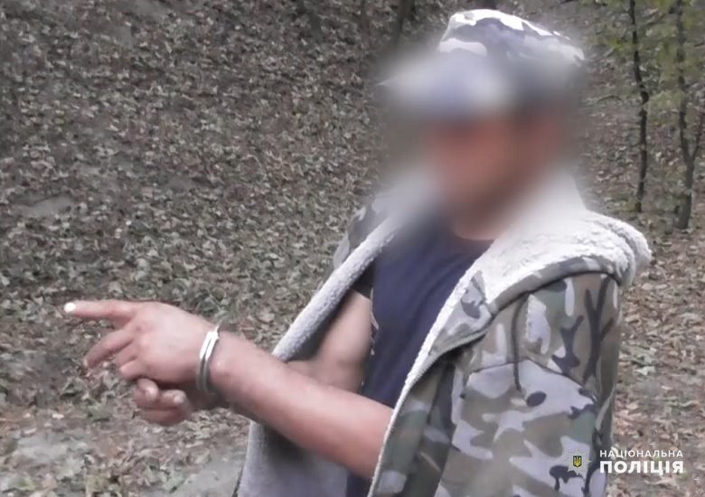 В Киеве на Лысой горе нашли изувеченное тело мужчины с ножницами в шее: полиция раскрыла подробности убийства 4
