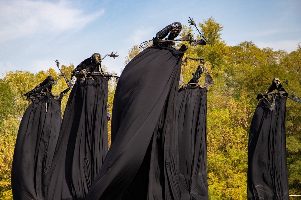 В Киеве в Бабьем Яру хором зазвучали имена расстрелянных в годы Холокоста: в урочище появилась новая инсталляция 1