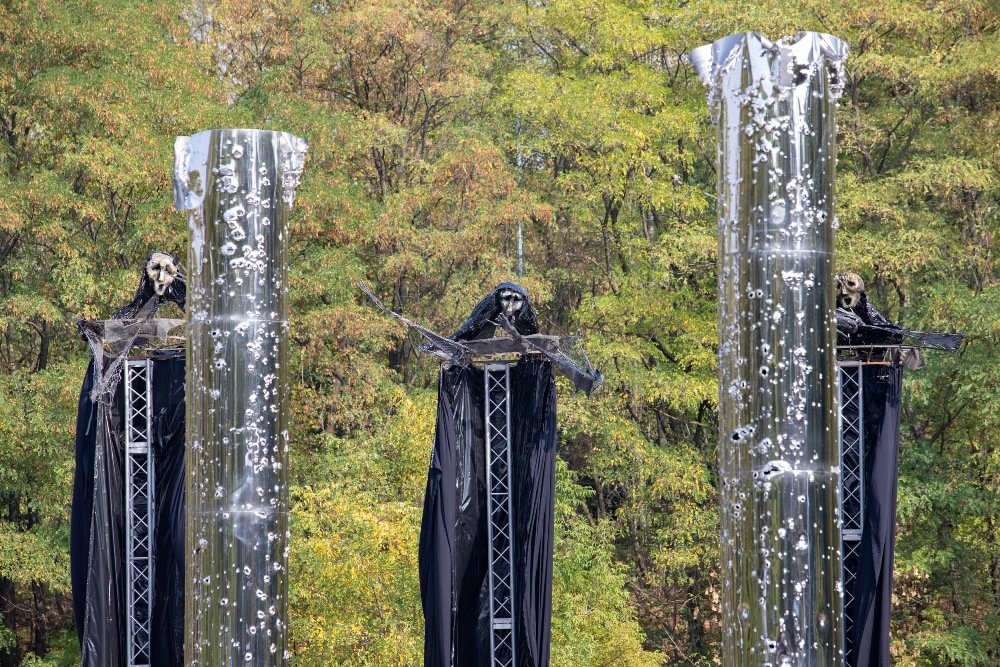 В Киеве в Бабьем Яру хором зазвучали имена расстрелянных в годы Холокоста: в урочище появилась новая инсталляция 3