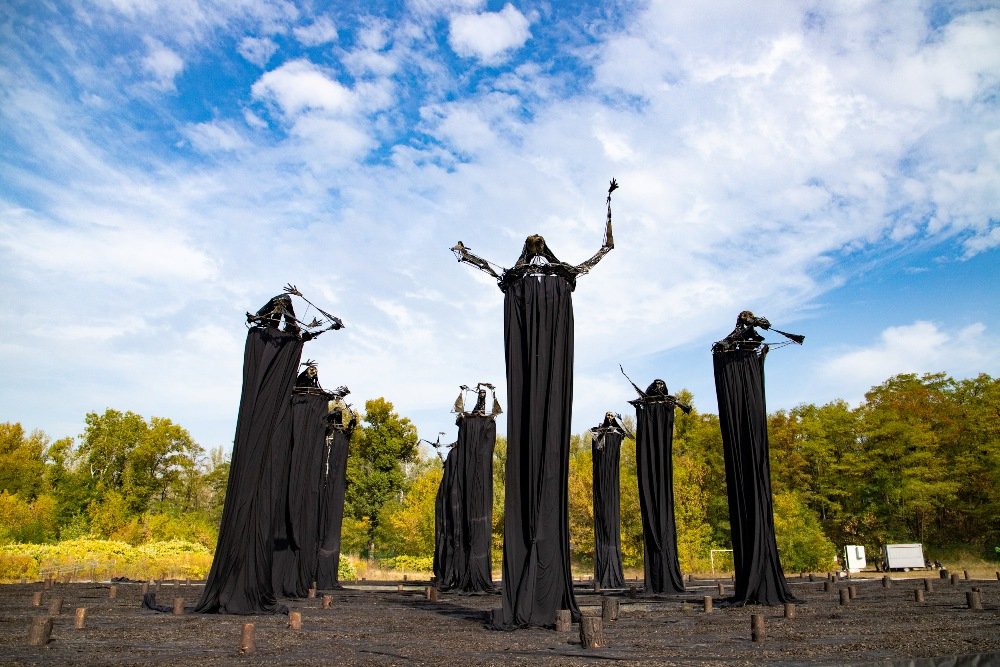 В Киеве в Бабьем Яру хором зазвучали имена расстрелянных в годы Холокоста: в урочище появилась новая инсталляция 4