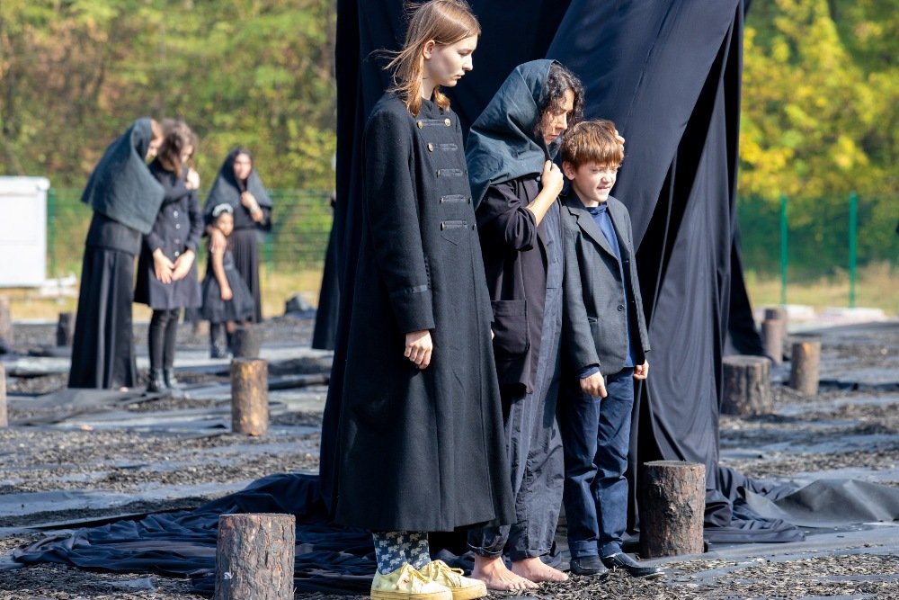 В Киеве в Бабьем Яру хором зазвучали имена расстрелянных в годы Холокоста: в урочище появилась новая инсталляция 6