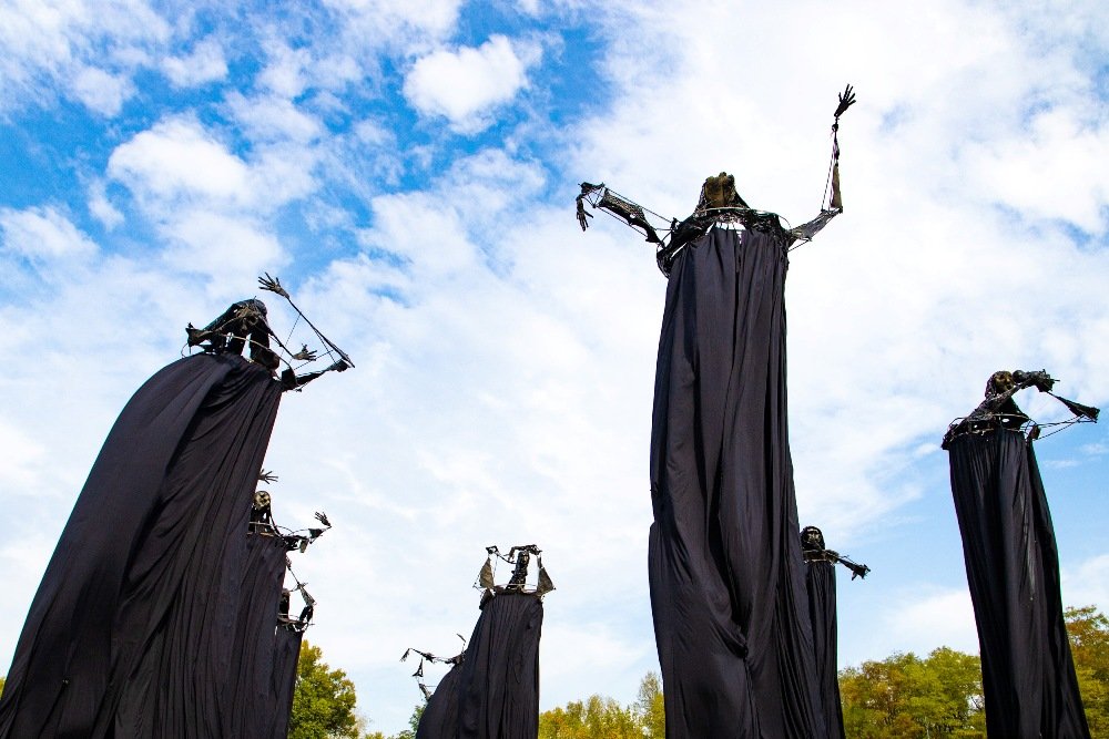 В Киеве в Бабьем Яру хором зазвучали имена расстрелянных в годы Холокоста: в урочище появилась новая инсталляция 7