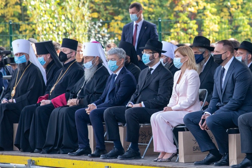 В Киеве в Бабьем Яру хором зазвучали имена расстрелянных в годы Холокоста: в урочище появилась новая инсталляция 8