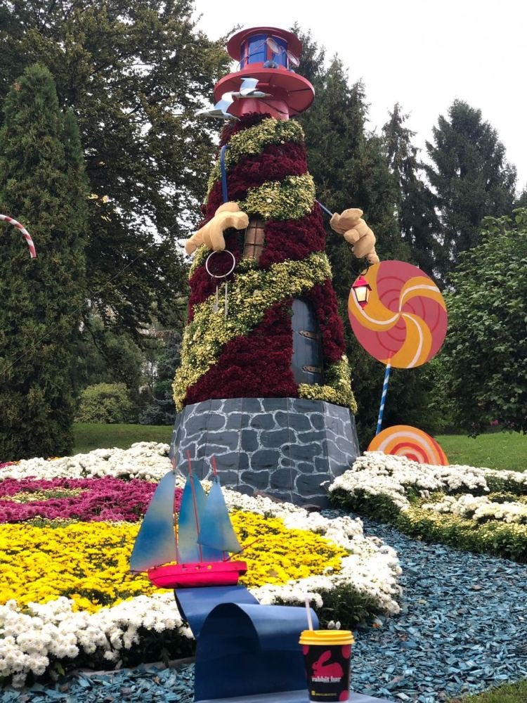 Где в Киеве сделать фото с гигантским пряником и леденцами на цветочной лужайке 5