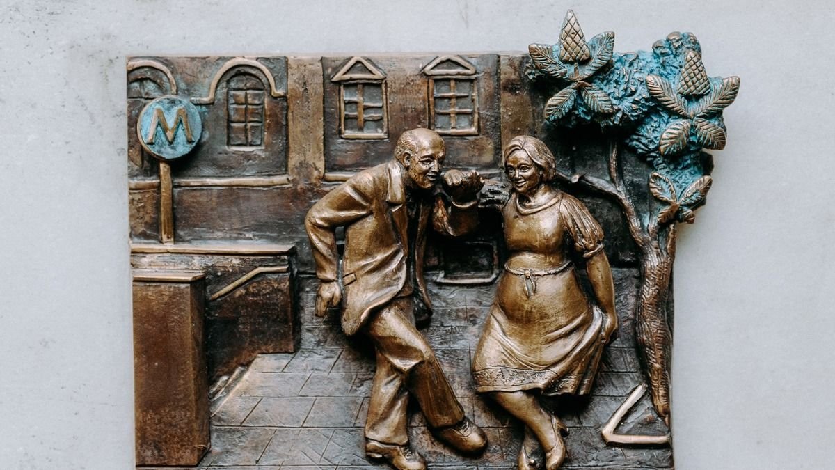 В Киеве открыли 27-ю скульптурку «Шукай!»: партнером выступил Фокстрот 2